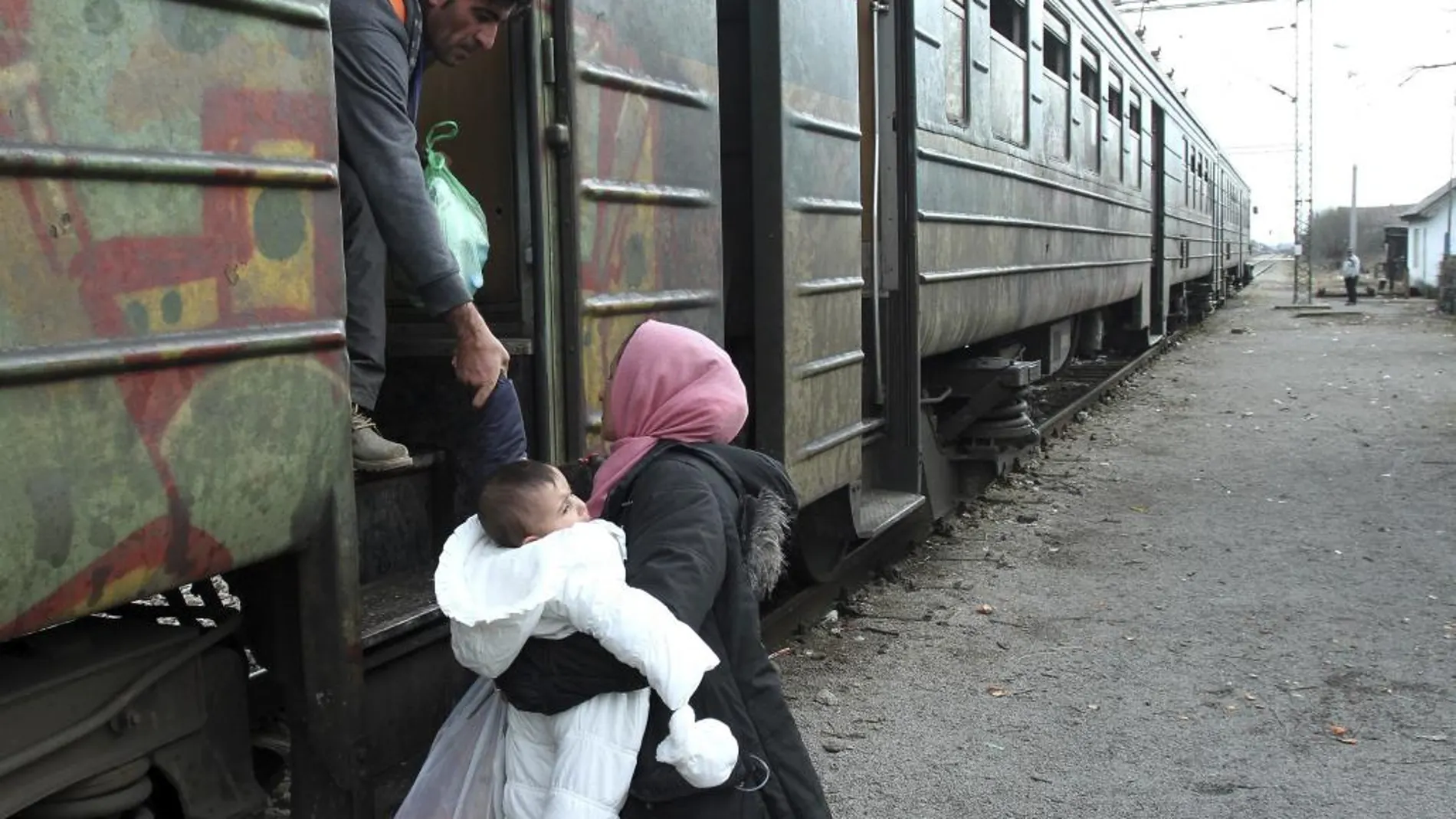 Un grupo de refugiados sirios coge un tren en la ciudad de Presevo (Serbia)