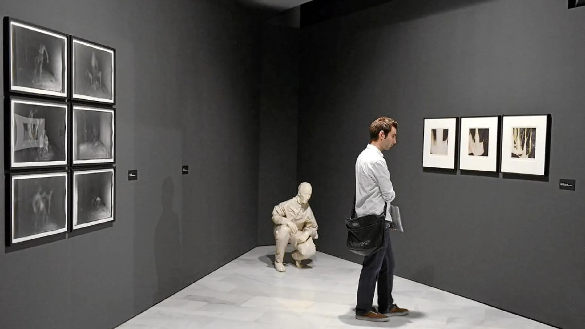 En la imagen, un espectador disfruta de una de las partes de la exhibición