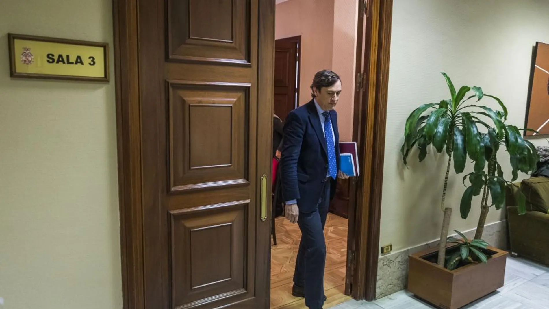 El portavoz del PP en el Congreso, Rafael Hernando, ha formalizado esta mañana su acta como diputado en la Cámara Baja.