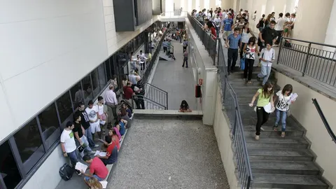 La EBAU, antigua Selectividad, ha finalizado y la suerte está echada para miles de aspirantes. En la imagen, alumnos aguardan para la prueba del año pasado en Sevilla (Foto: Manuel Olmedo)