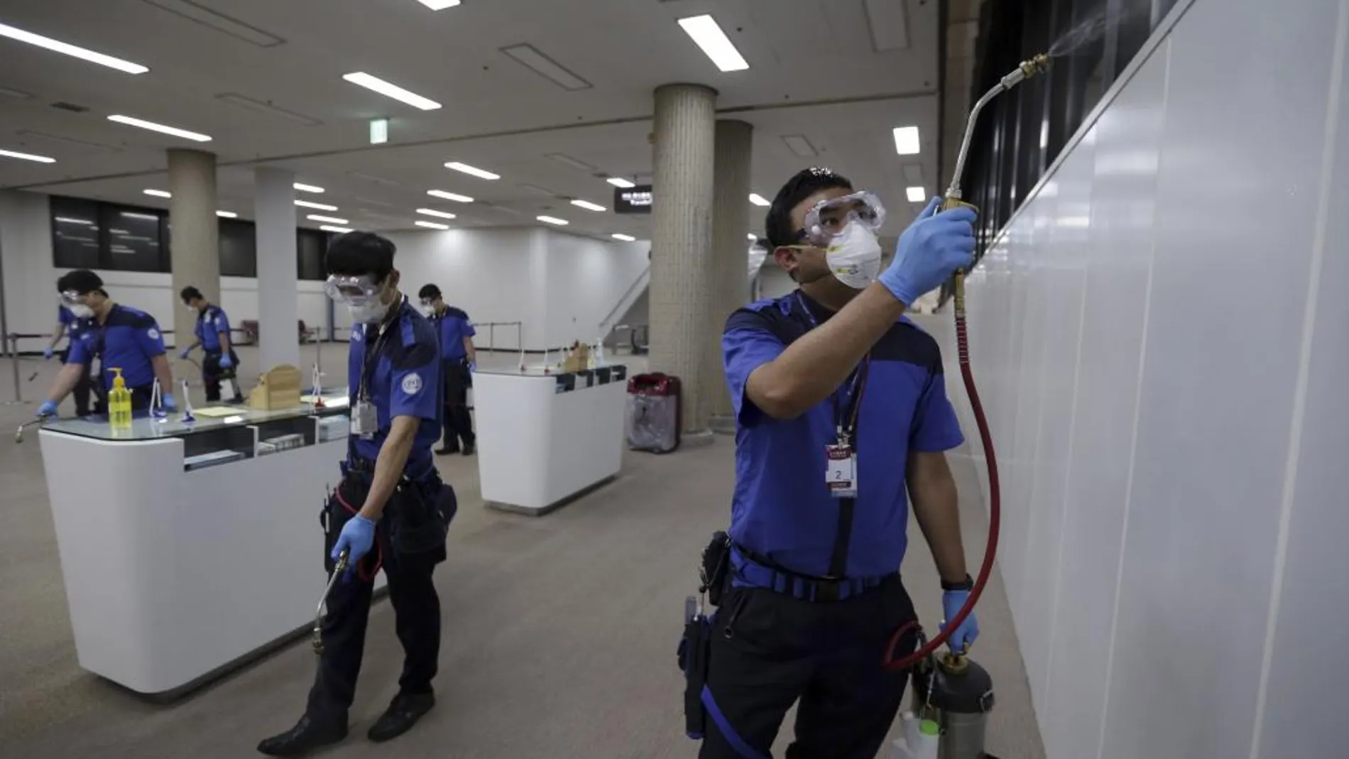 Trabajadores surcoreanos desinfectan en el aeropuerto de Seúl tras registrarse un caso de un viajero que venía de Oriente Medio en junio de este año