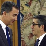 El Rey Felipe VI recibe al presidente del Congreso, Patxi López hoy en el Palacio de la Zarzuela.