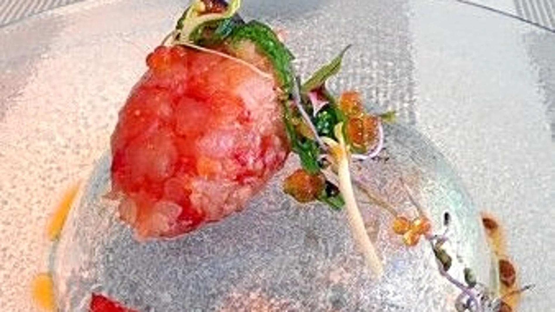 Tartar de carabinero y tuétano, el plato que define la filosofía del chef