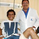 Curro Díaz posa junto a José María Rey, cirujano que le atendió tras el percance en Alicante
