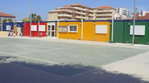 Los alumnos estudiando en barracones