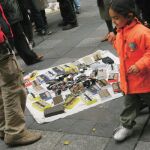 Venta de carteras falsificadas en un mercadillo callejero