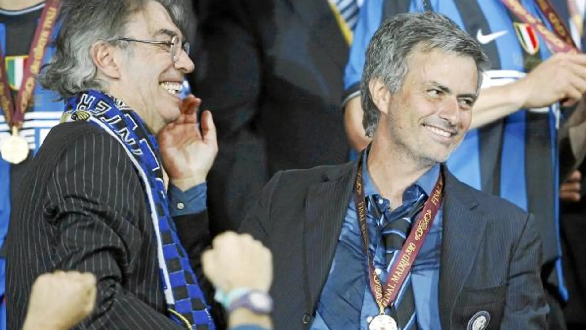 Mourinho, que se despidió el lunes del presidente del Inter, espera que el Real Madrid le llame para firmar y anunciar su presentación