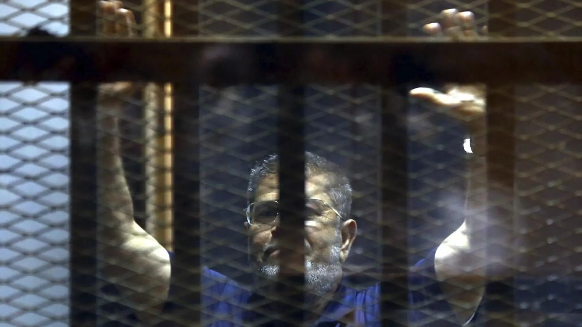 El expresidente egipcio, Mohamed Mursi, en el interior de una celda durante su juicio en un tribunal de El Cairo el pasado 2 de junio de 2015