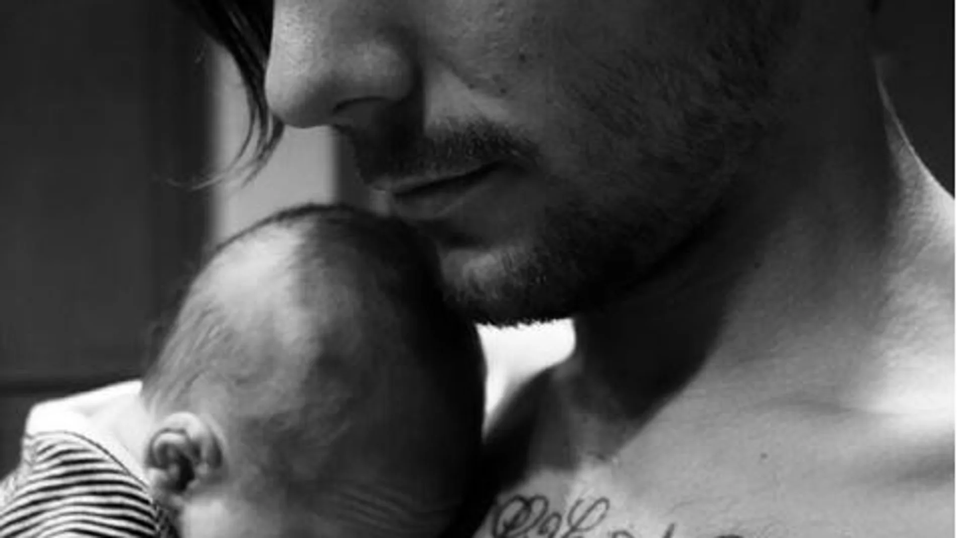 Louis Tomlinson presume de bebé