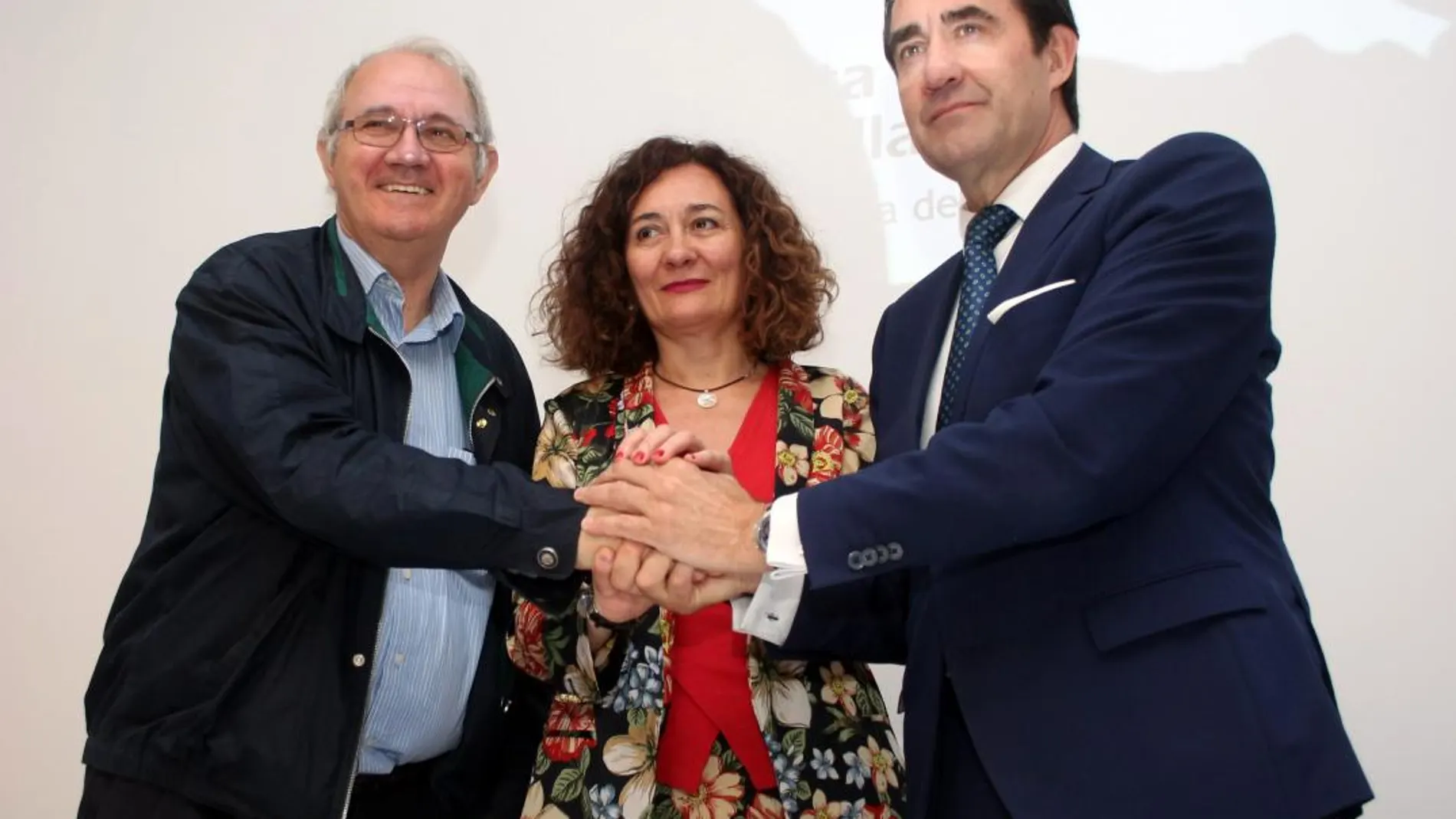 El consejero Juan Carlos Suárez-Quiñones presenta el nuevo servicio de transporte turístico y la firma de un protocolo de vivienda junto a la alcaldesa de Ponferrada, Gloria Merayo y Antolín de Celo