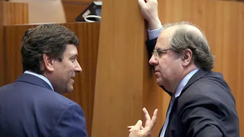 El presidente Juan Vicente Herrera conversa con el consejero de Empleo, Carlos Fernández Carriedo, en las Cortes de Castilla y León