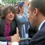 Macron ha recibido críticas por subir a Twitter el vídeo en el que regaña al joven