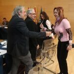 Silvia Clemente saluda a Daniel Duque, responsable de Accem en Castilla y León