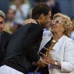 Manuela Carmena felicita a Rafa Nadal después de que este ganara l Mutua Madrid Open de Tenis