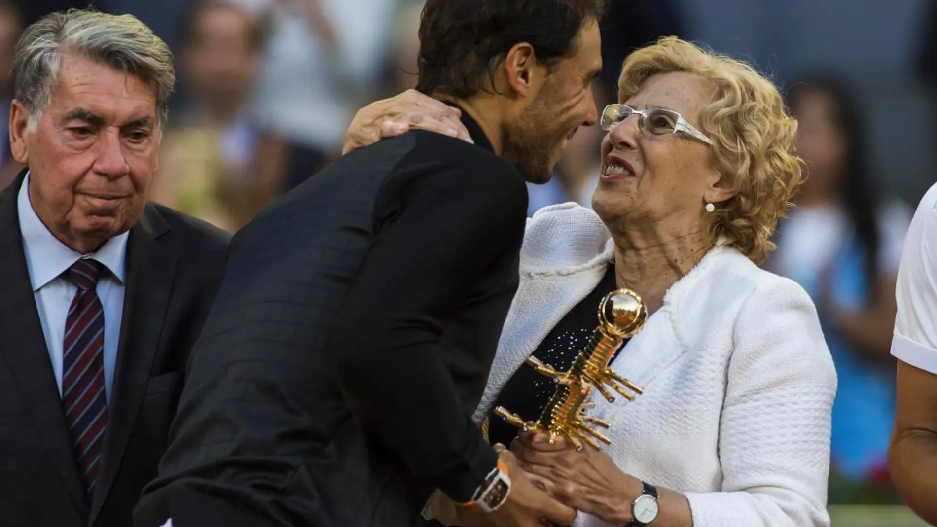 Manuela Carmena felicita a Rafa Nadal después de que este ganara l Mutua Madrid Open de Tenis