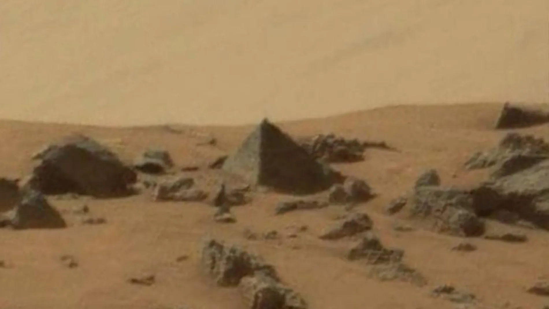 Imagen de la roca en forma de pirámide localizada por el robot Curiosity
