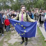 Malestar europeísta. Manifestantes a favor de la permanencia de Reino Unido en la UE protestan contra el resultado del referéndum frente a la Cámara de los Comunes, ayer en Londres