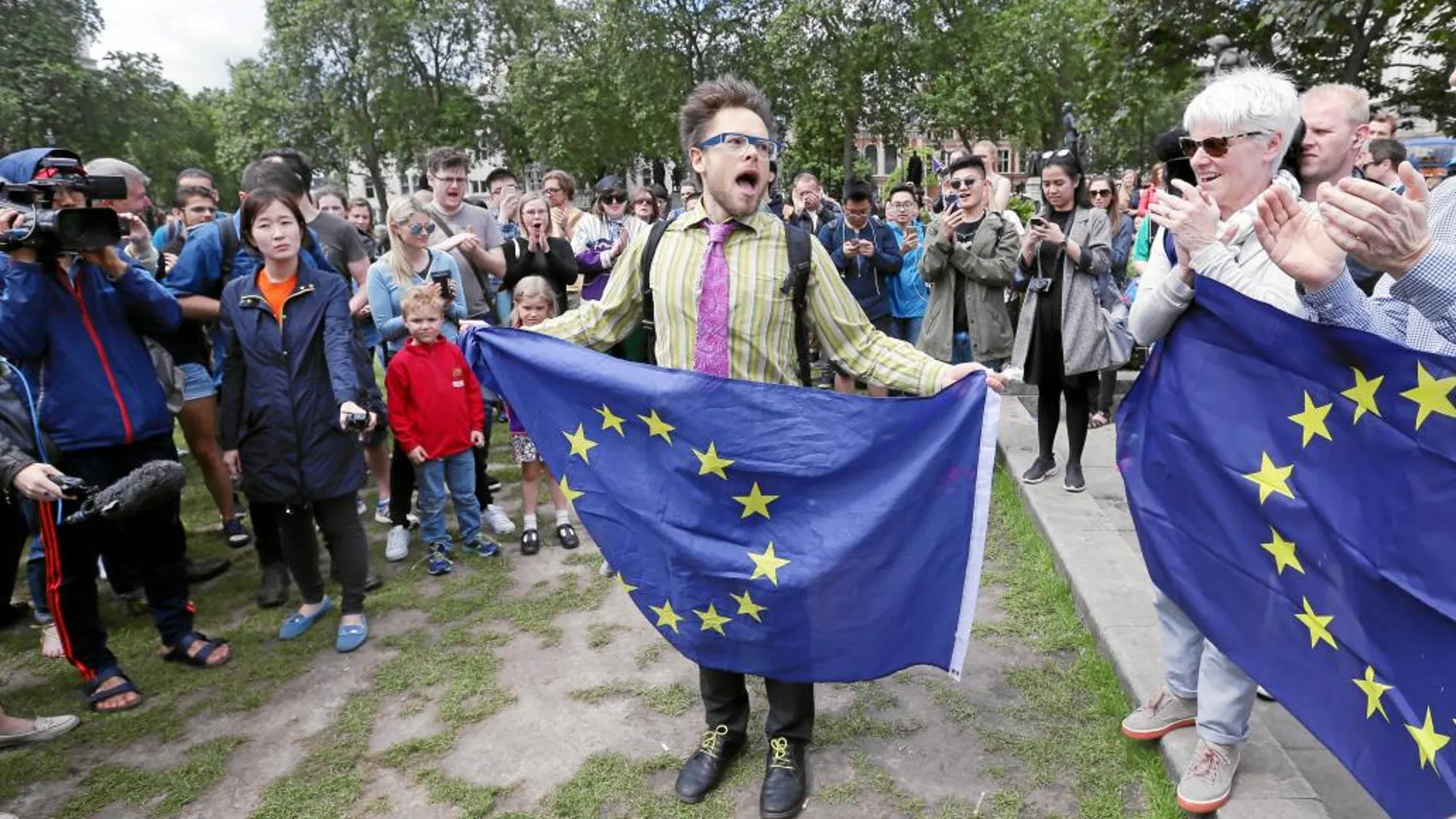 Malestar europeísta. Manifestantes a favor de la permanencia de Reino Unido en la UE protestan contra el resultado del referéndum frente a la Cámara de los Comunes, ayer en Londres