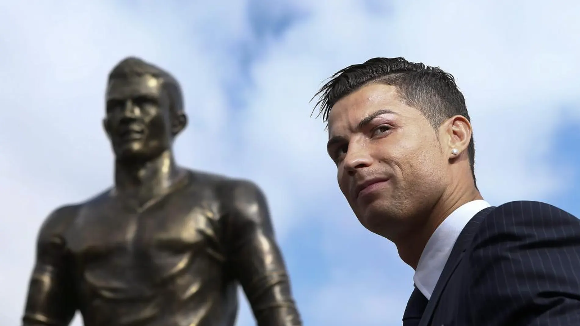 Cristiano Ronaldo, junto a su escultura en Funchal (Madeira)