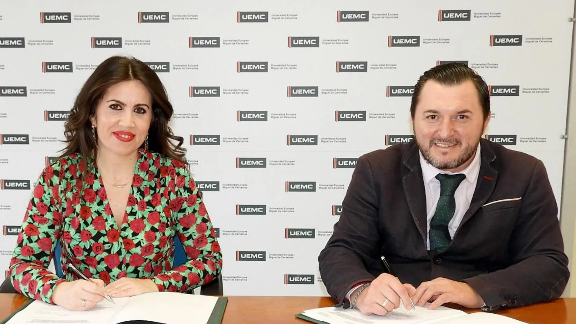 La rectora de la Universidad Europea Miguel de Cervantes, Imelda Rodríguez Escanciano, suscribe el convenio con el presidente de Cermi Castilla y León, Francisco Sardón