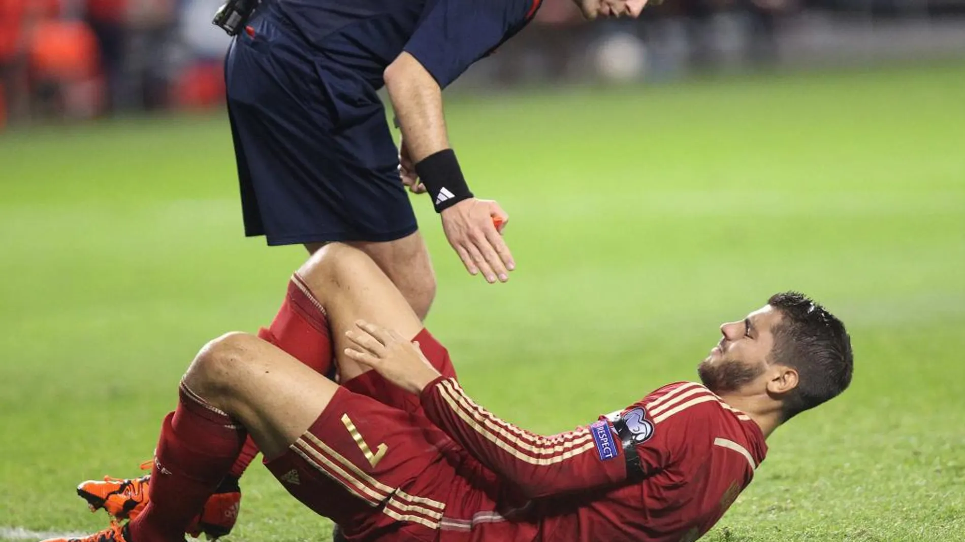 El delantero de la selección española Álvaro Morata cae lesionado junto al árbitro, durante el partido