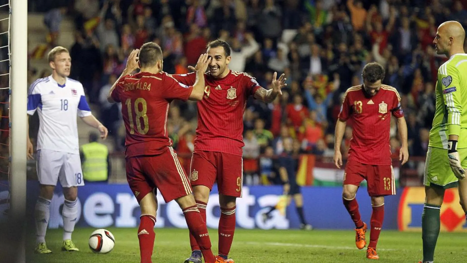 El delantero de la selección española de fútbol, Francisco Alcácer (3i), celebra su gol, segundo del equipo, con Jordi Alba (2i), durante el partido