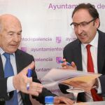 El alcalde de Palencia, Alfonso Polanco, suscribe el acuerdo con el presidente de la Cámara, Vicente Villagrá