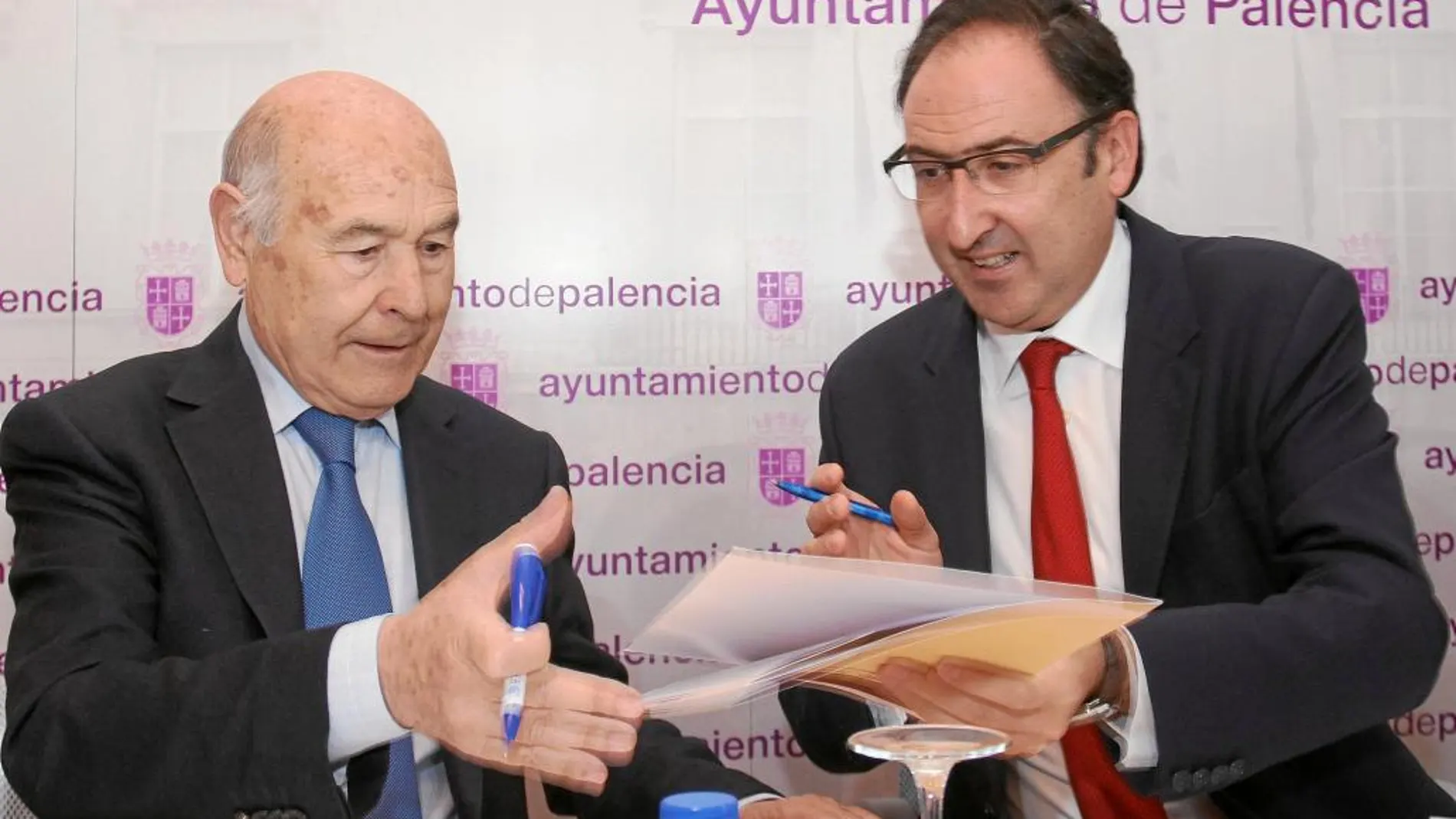 El alcalde de Palencia, Alfonso Polanco, suscribe el acuerdo con el presidente de la Cámara, Vicente Villagrá