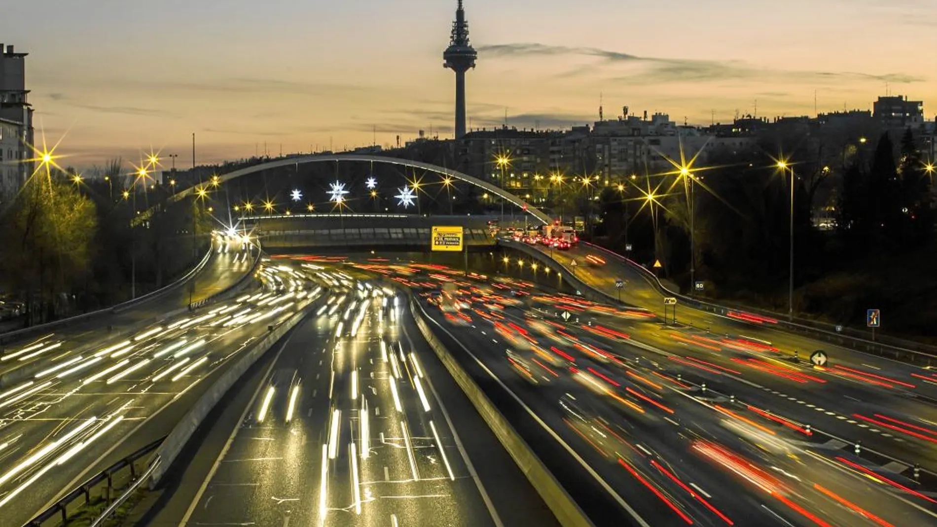 Los atascos en las grandes ciudades está claro que no se solucionan con más bicicletas o más transporte público. Es la gran asignatura pendiente de la movilidad