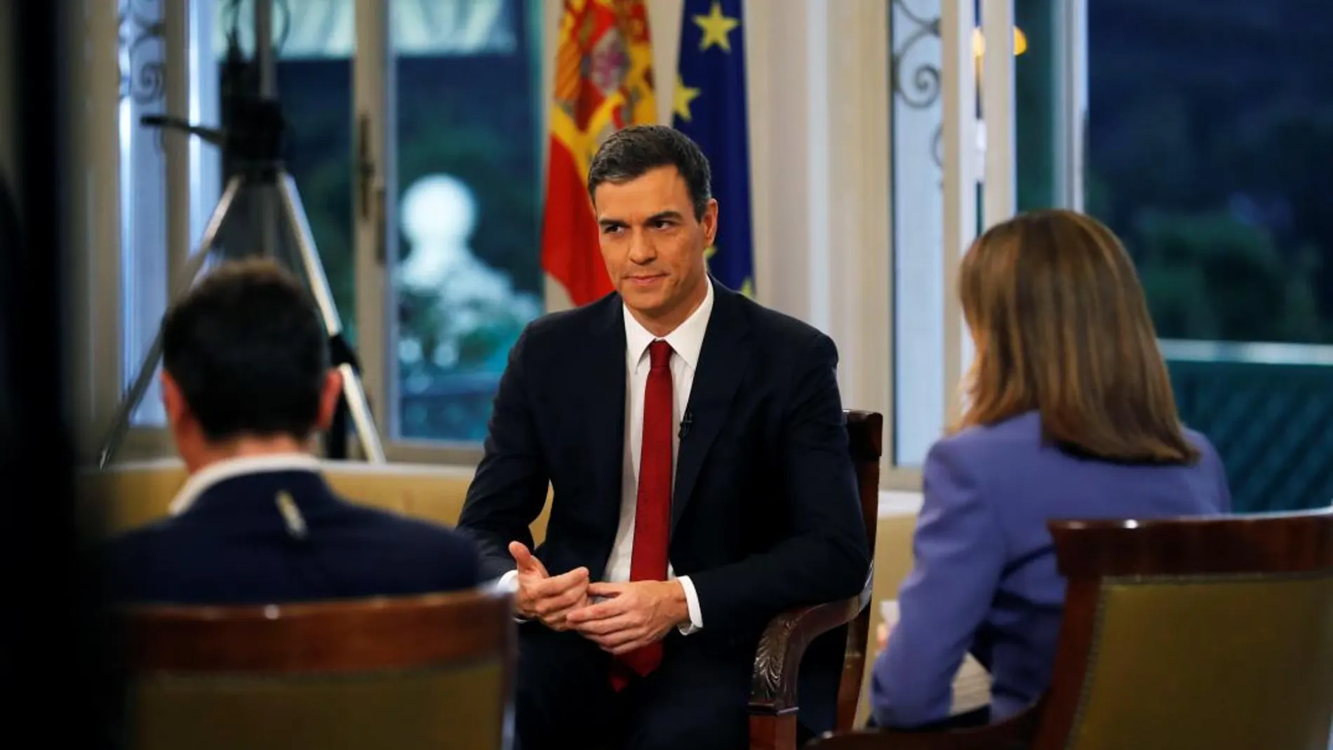 El presidente ayer en La Moncloa con Sergio Martín y Ana Blanco durante la entrevista que concedió a TVE / Efe