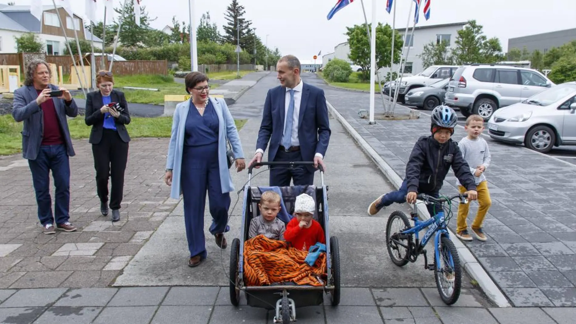 Gudni Johannesson junto a su mujer y a su familia antes de ejercer su derecho a voto