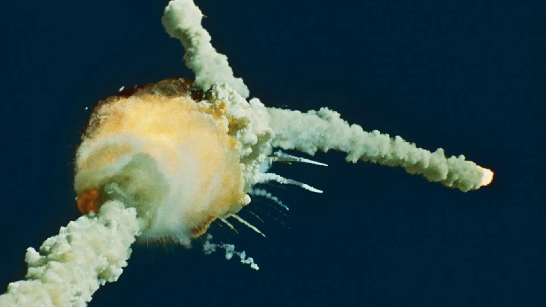 El momento en el que el Challenger explota en el aire, al poco de despegar