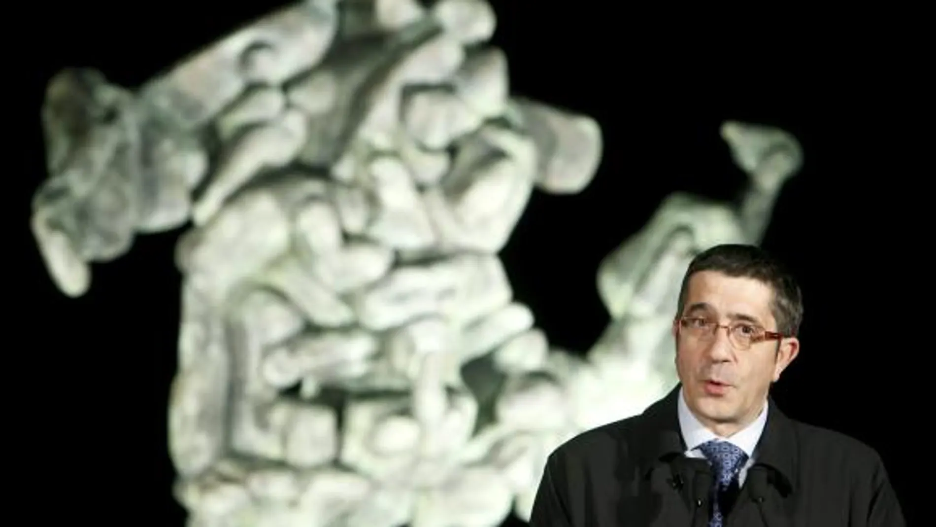 El lehendakari, Patxi López, durante su intervención en la inauguración de un monolito en homenaje a las víctimas del terrorismo en el parque José Luis López de Lacalle en Andoain