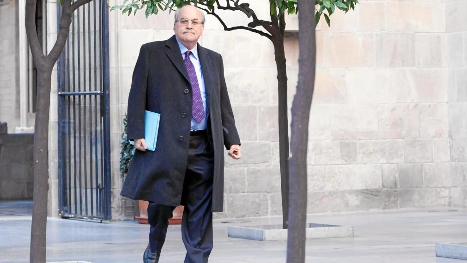 Mas-Colell, ayer, minutos antes de incorporarse a la reunión semanal del gobierno catalán