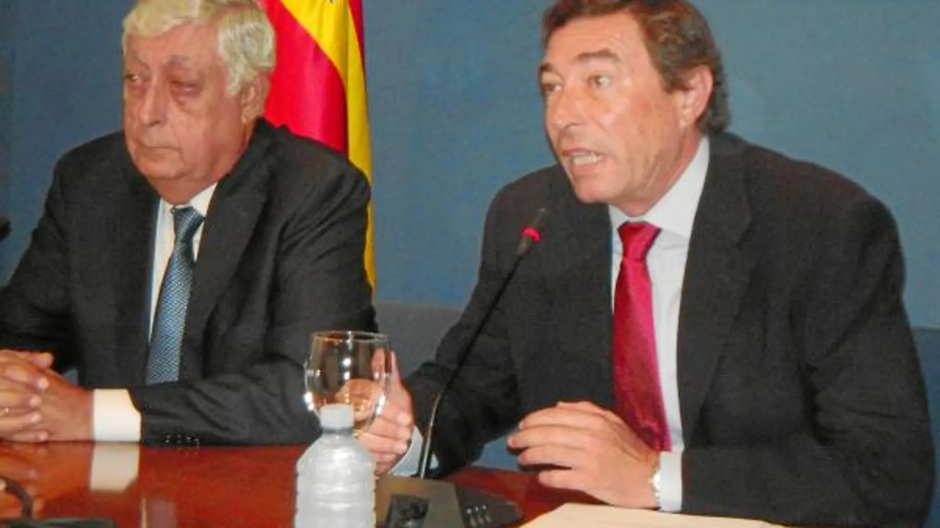 Flores afirma que el AVE a Alicante se retrasará si se paga con dinero privado