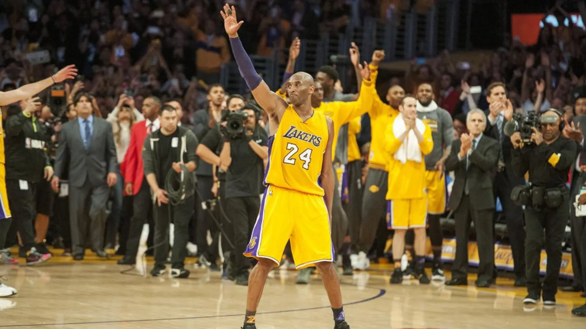 Kobe Bryant, hace cuatro años, saluda a los fans de los Lakers en su adiós