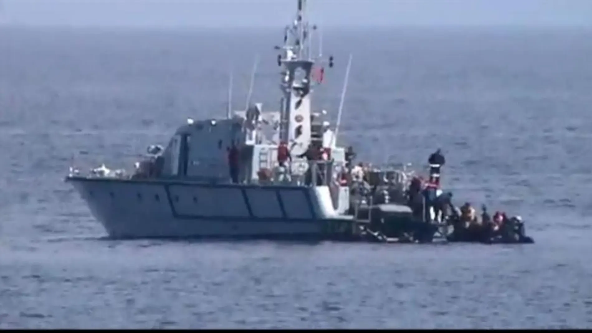 El patrullero de altura «Serviola» detectó una embarcación neumática de 10 metros de eslora con 25 subsaharianos a bordo