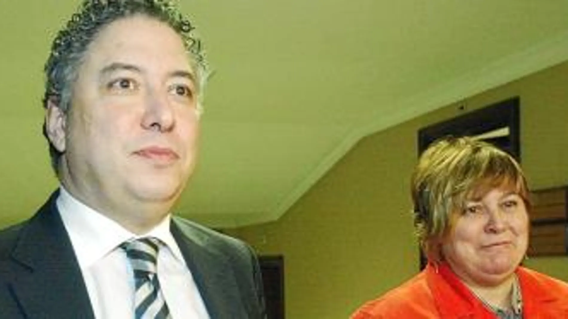 Tomás Burgos, portavoz del PP en la Comisión del Pacto de Toledo e Isabel López y Chamosa, portavoz del PSOE en la Comisión del Pacto
