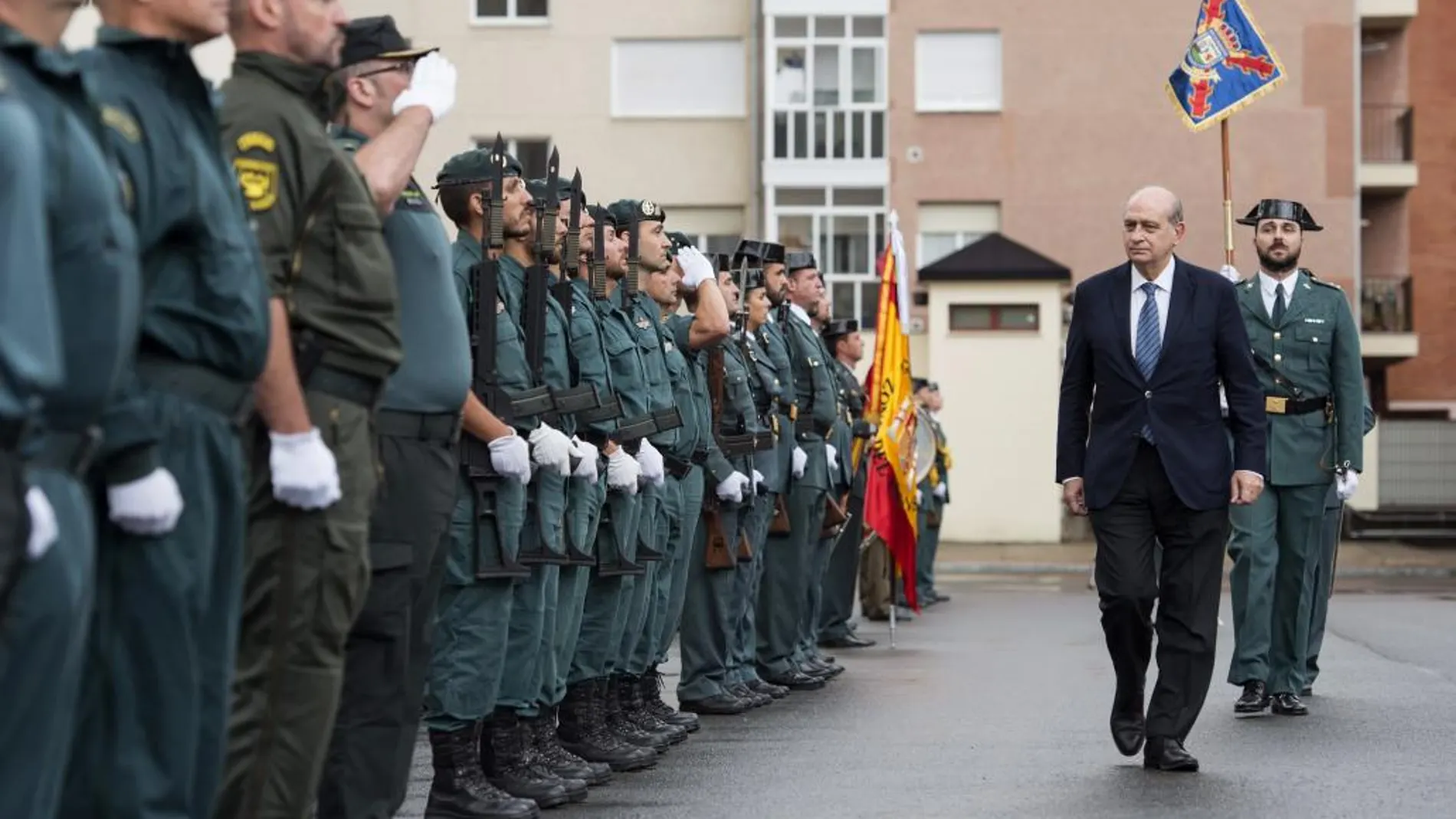 El ministro del Interior, Jorge Fernández Díaz (d), pasa revista a su llegada a los guardias civiles del cuartel de Vitoria
