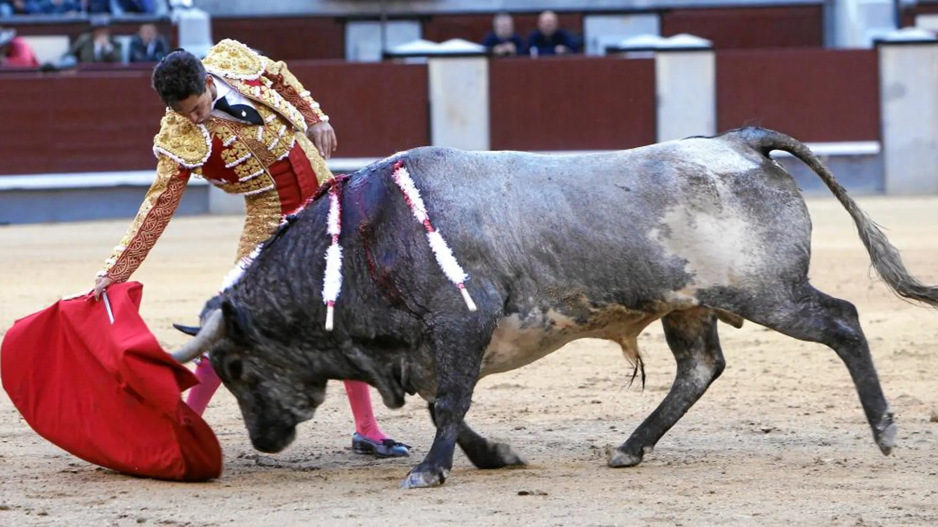 Derechazo de Silveti al sexto en su única comparecencia de San Isidro