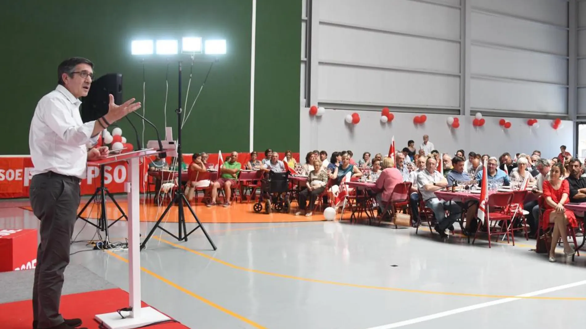 El secretario de Política Federal del PSOE, Patxi López, participa en el Dia de la Rosa junto a otros responsables socialistas como Ander Gil