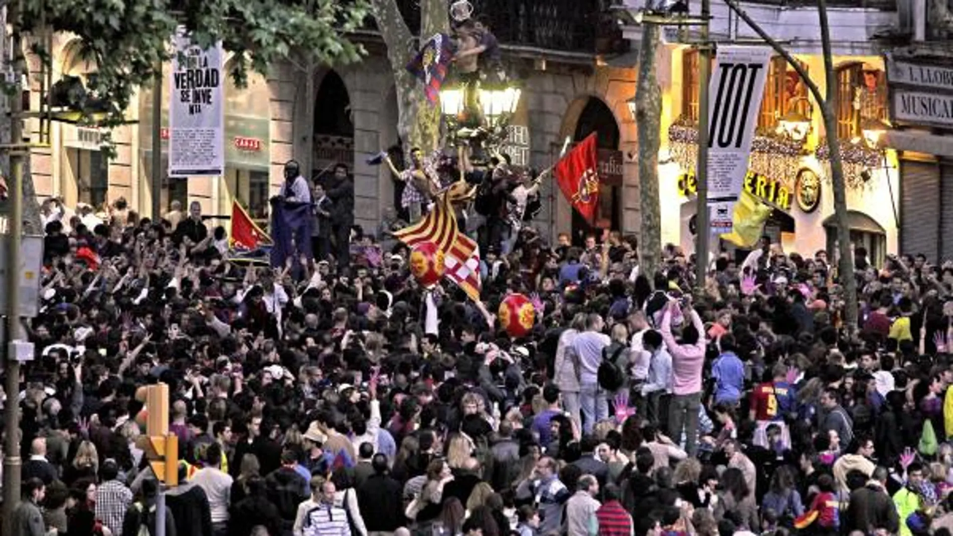 Miles de aficionados del FC Barcelona en la fuente de Canaletes, en las Ramblas, donde los seguidores blaugranas se concentran para celebrar el título de Liga conseguido por el Barça
