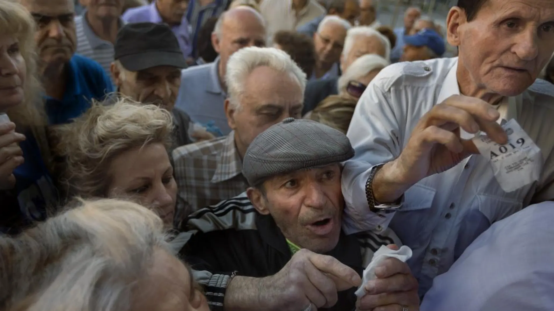 Los pensionistas se agolpan a las puertas de los bancos griegos.