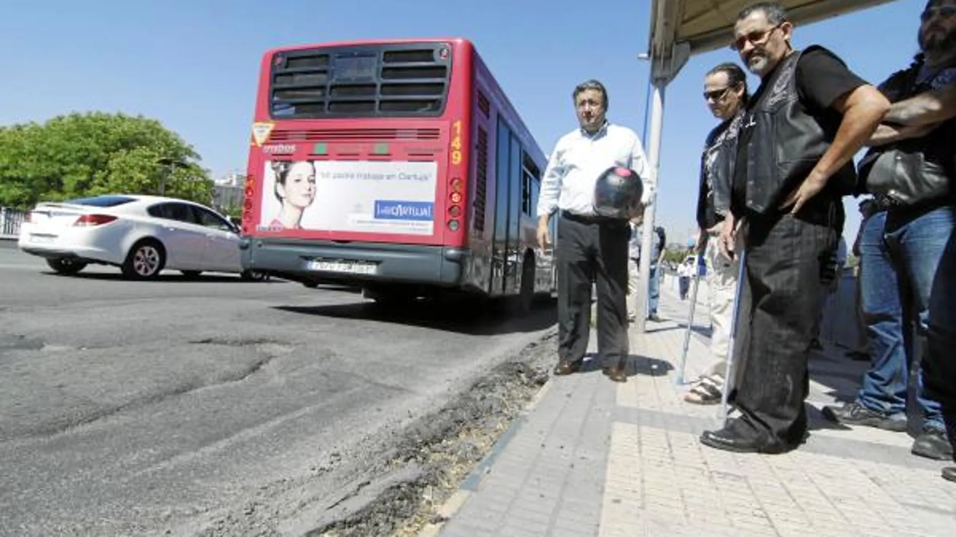 Zoido observa los baches del puente de la Expiración con dos moteros