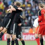 Phillipp Lahm y sus compañeros celebrando la victoria a Ghana