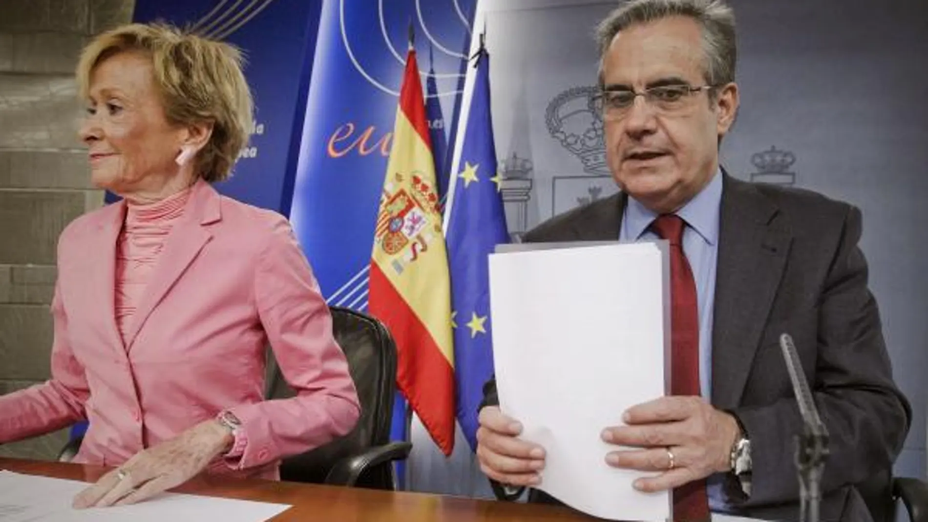 La vicepresidenta primera del Gobierno, María Teresa Fernández de la Vega, y el ministro de Trabajo, Celestino Corbacho, durante la rueda de prensa que han ofrecido tras el Consejo de Ministros