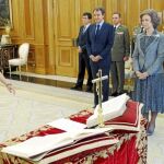 Pajín, en presencia de los Reyes y Zapatero, se acerca a la mesa donde prometió su cargo durante el acto de ayer en el Palacio de la Zarzuela