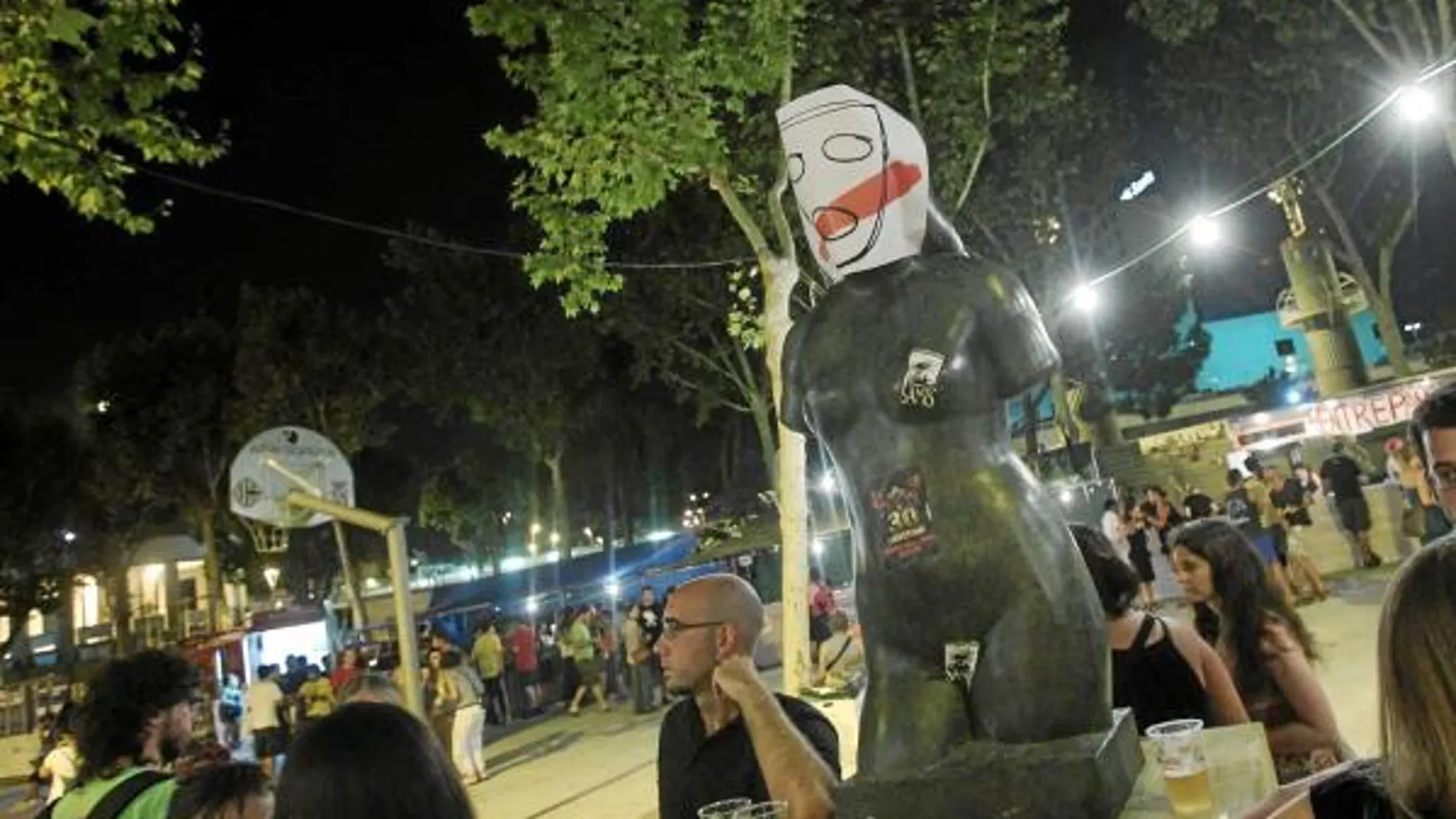 Los convocantes del «brindis» mostraron su desacuerdo ante la prohibició con carteles de caras con las bocas tapadas