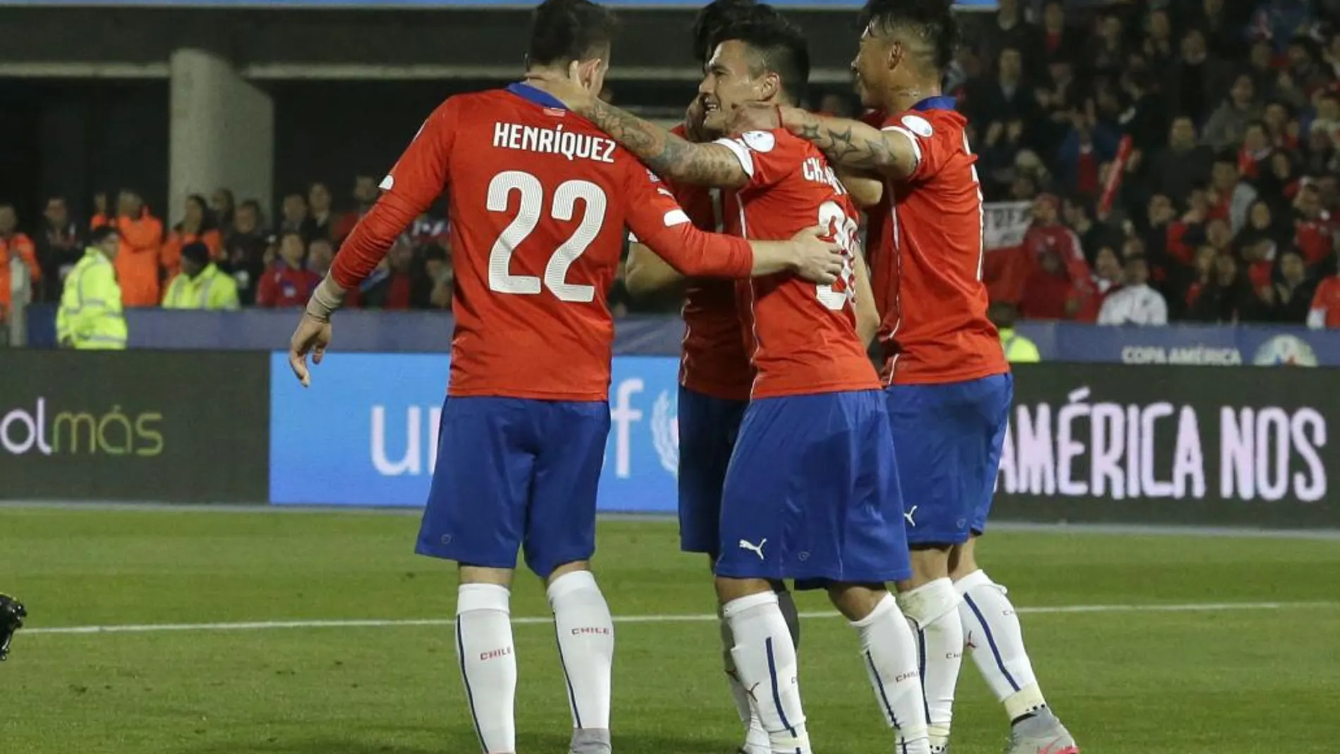 Los jugadores de Chile celebran uno de los goles