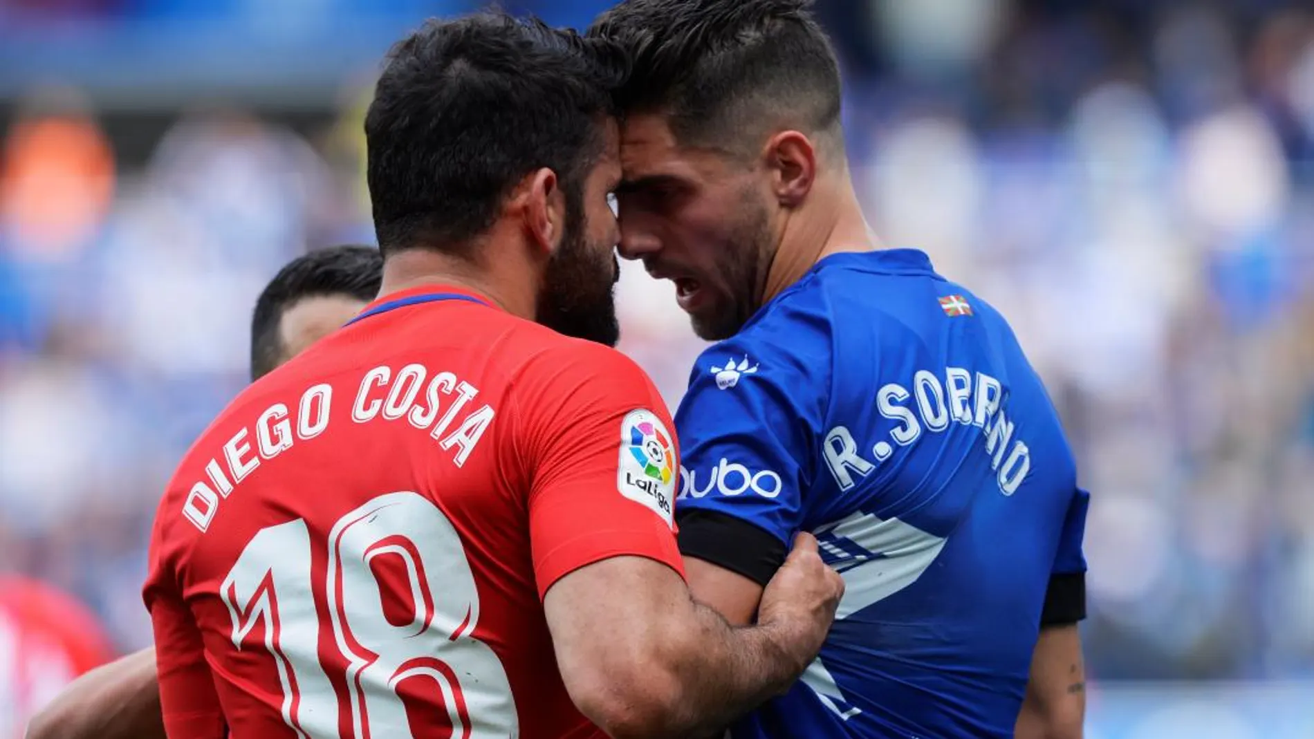 Diego Costa se enfrernta a Ruben Sobrino. REUTERS/Vincent West